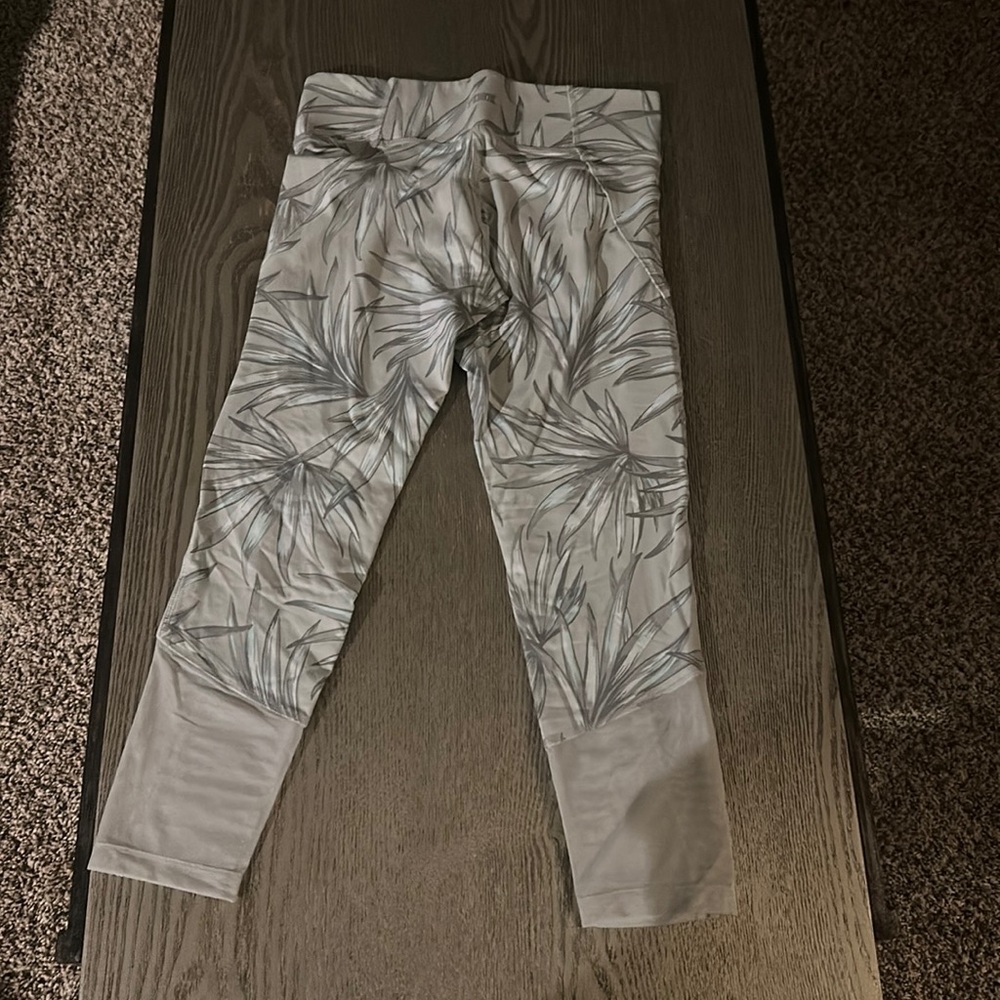 Victoria’s Secret Pink cropped yoga pants